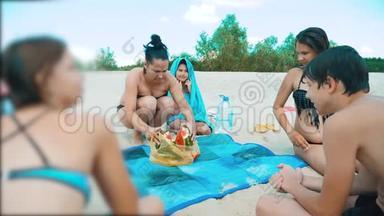 一家人正在沙滩上休息，在夏天<strong>吃</strong>一个<strong>西瓜</strong>放慢视频。 穿着泳衣<strong>吃西瓜</strong>的女孩